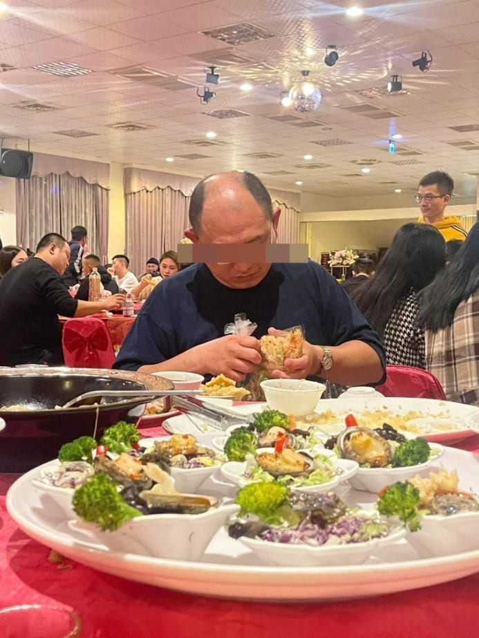 มนุษย์ลุงเนียนกินฟรีในงานแต่ง 