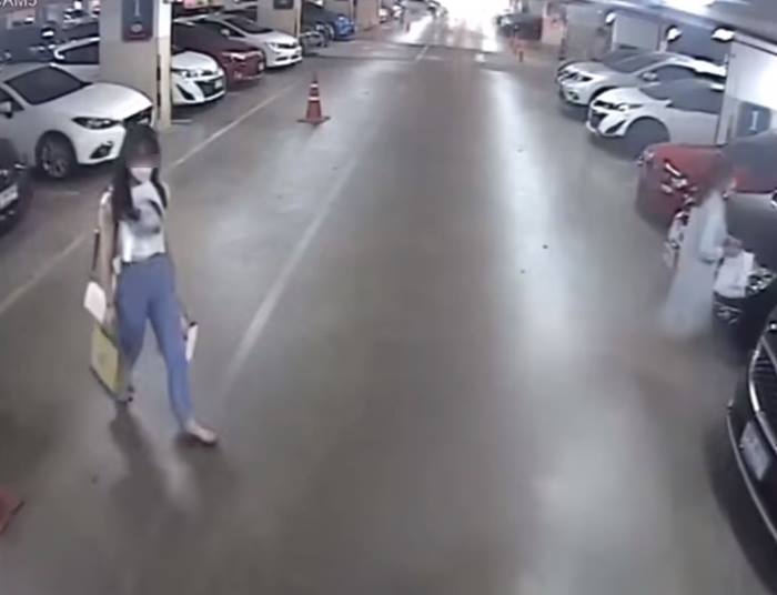 โรคจิตฉุดแขนสาวลานจอดรถห้าง