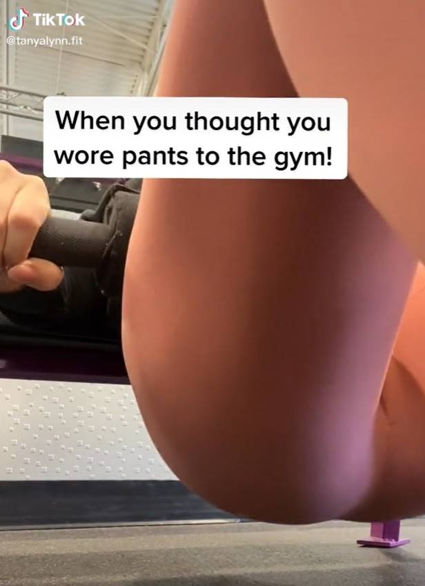 สีกางเกงเหมือนไม่ได้ใส่