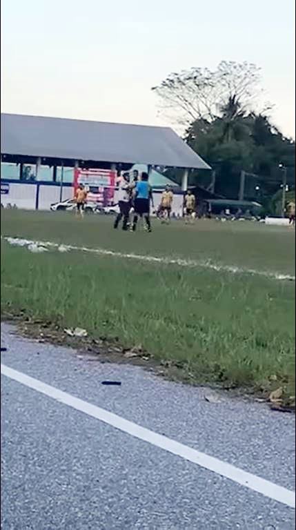 ผู้จัดการทีมฟุตบอลยะลา ต่อยกรรมการ