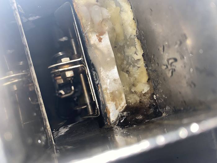 ตู้กดน้ำแข็งสกปรก