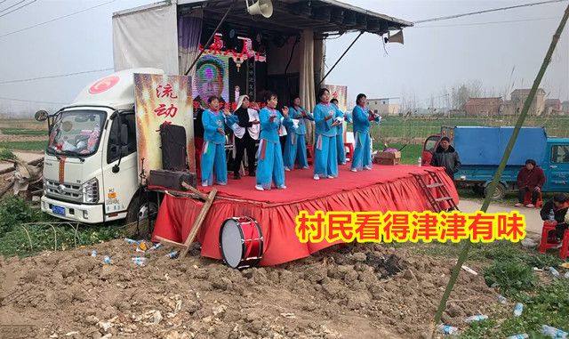 เต้นระบำในงานศพพ่อ 