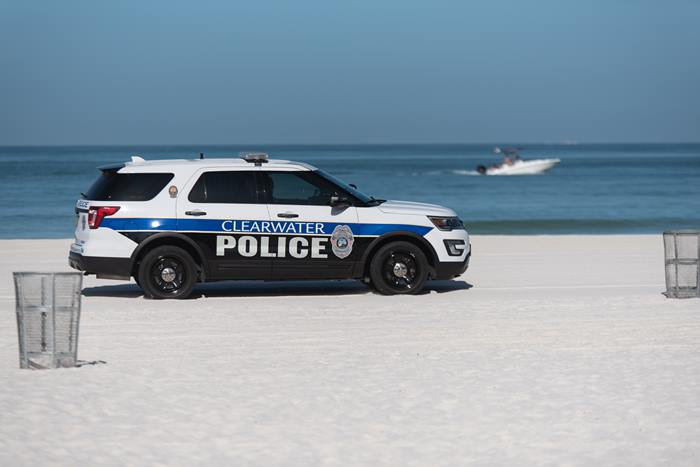 รถตำรวจเหยียบคนนอนอาบแดด