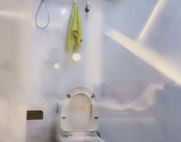 สาวไลฟ์หันกล้องเข้ากระจก เงาสะท้อนอล่างฉ่าง