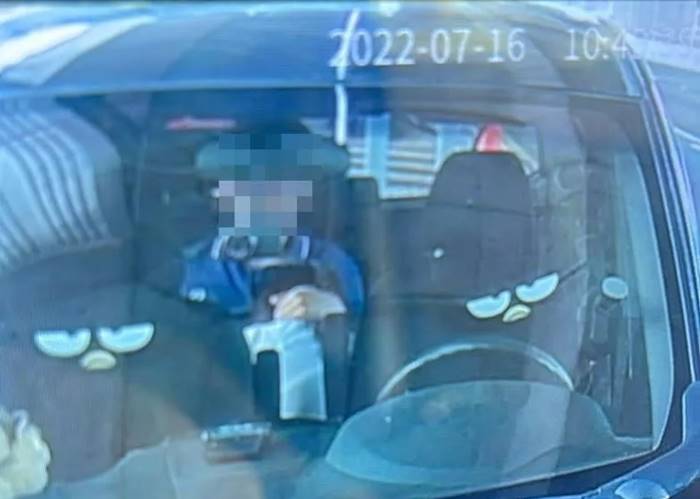 คู่รักจอดรถพลอดรักในรถ