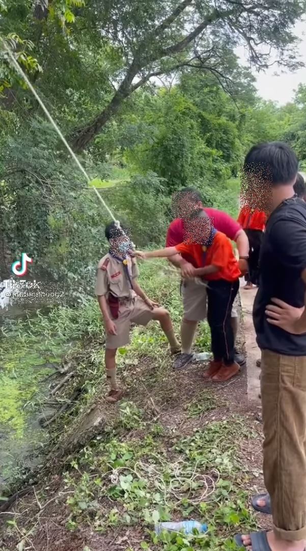 ดราม่าวิชาลูกเสือ เด็กโหนเชือกร่วงบ่อน้ำเน่า