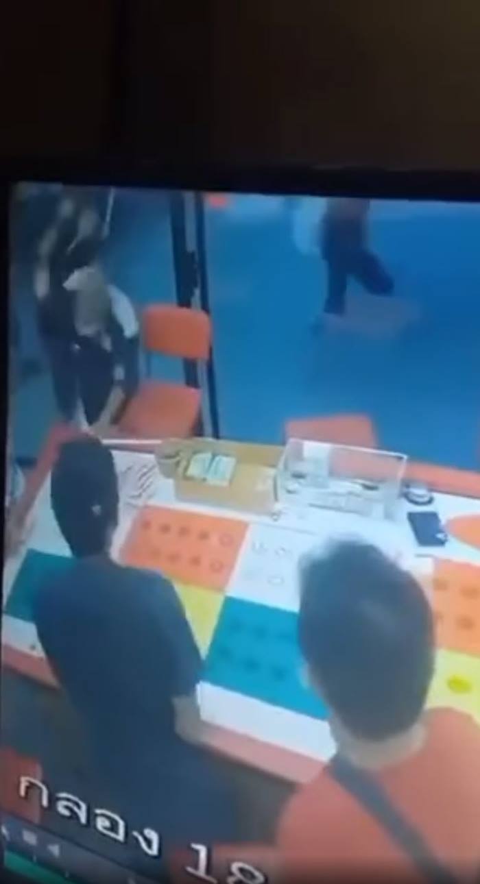 แม็ค อนุสาวรีย์ ปล้นบ่อนแฟลตดินแดง