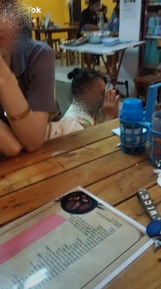 ป้าก้มกราบลูกค้า ช่วยซื้อพวงกุญแจ