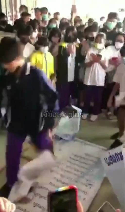 ผอ. แอบดูครูอาบน้ำ