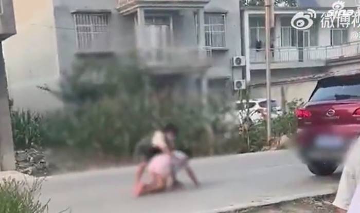 พ่อแม่ไม่ให้แต่งงาน สาวคลานเกาะล้อรถแฟน