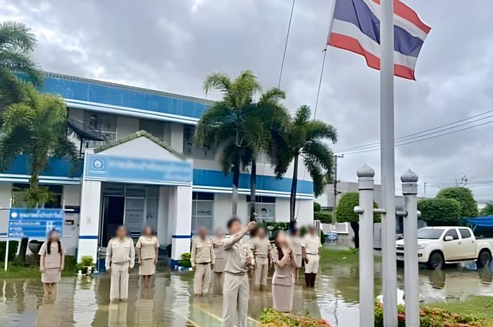 เจ้าหน้าที่ประปาร้องเพลงชาติตรงน้ำท่วม