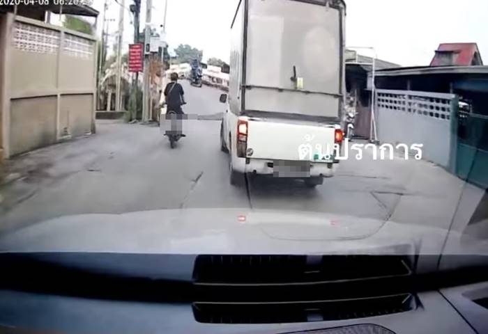 กระบะขับรถปาดหน้าตำรวจ