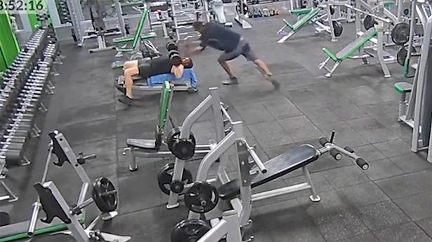 ทำแผ่นยกน้ำหนักตกใส่หัวเพื่อน