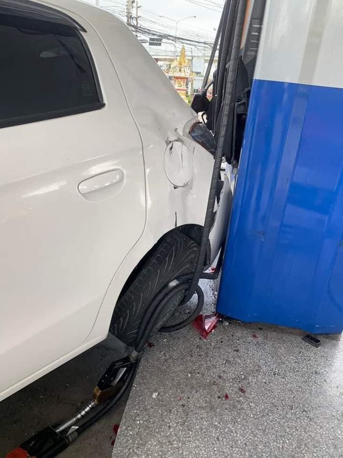 เก๋งป้ายแดงชนเด็กปั๊มขาขาด