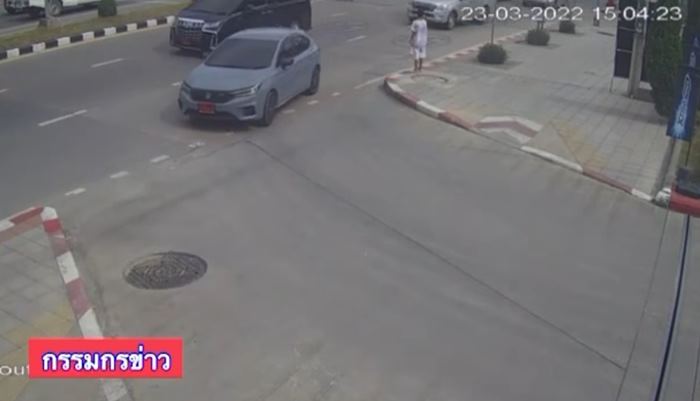 คลิปเก๋งป้ายแดงชนเด็กปั๊มขาขาด