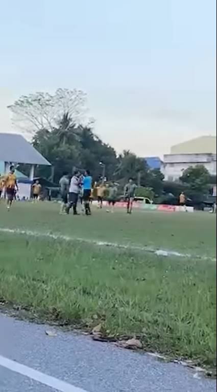 ผู้จัดการทีมฟุตบอลยะลา ต่อยกรรมการ