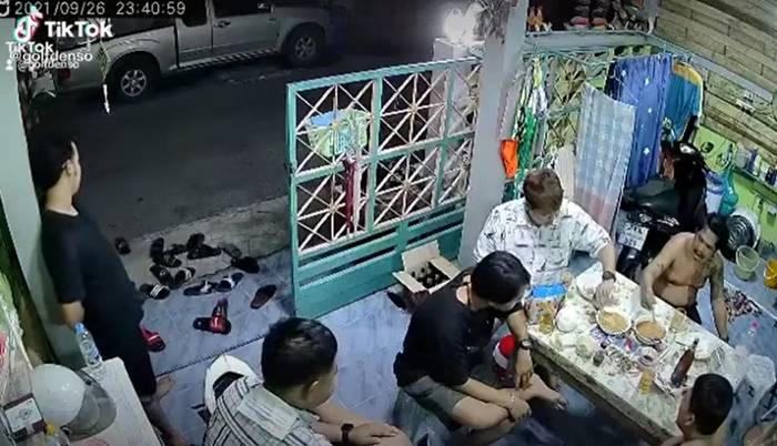 วงข้าวแตก ตำรวจมาจอดรถหน้าบ้าน