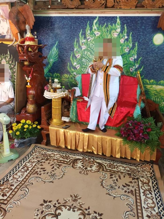 ร่างทรงชุดครุย