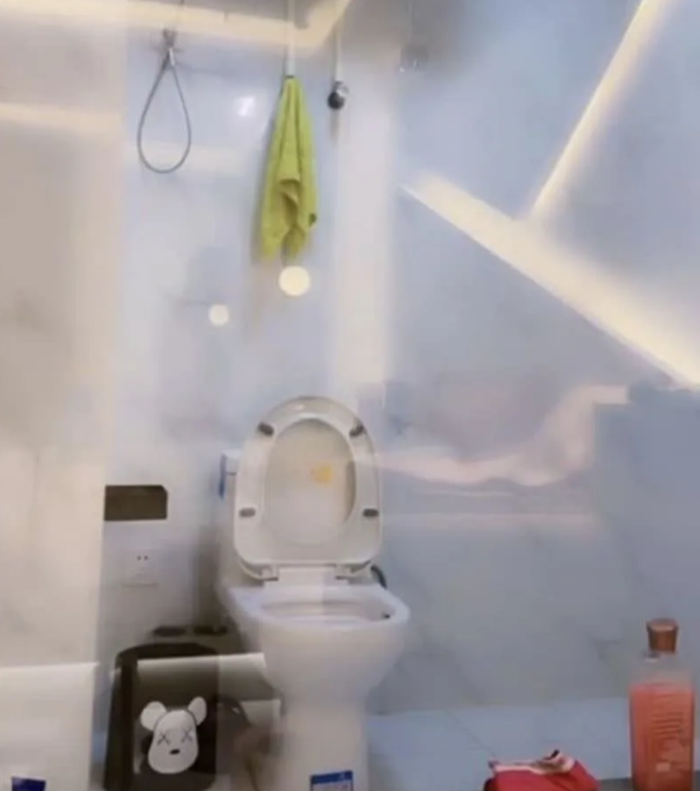 สาวไลฟ์หันกล้องเข้ากระจก เงาสะท้อนอล่างฉ่าง