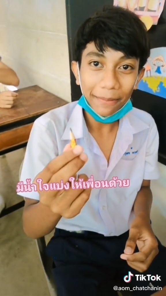 คลิปนักเรียนดินสอสั้นเพราะแบ่งเพื่อน