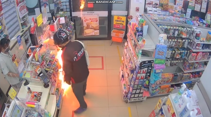 ปล้นเซเว่น บีบเจลแอลกอฮอล์จุดไฟเผาร้าน