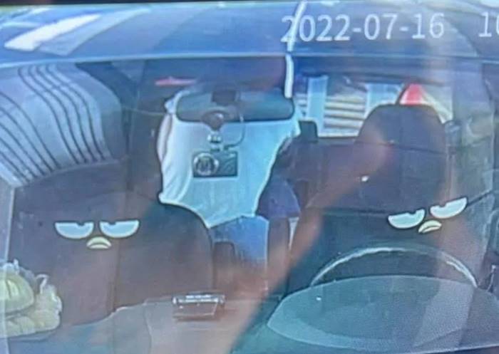 คู่รักจอดรถพลอดรักในรถ