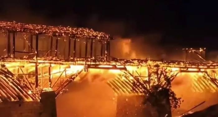 ไฟไหม้สะพานไม้โบราณจีน อายุ 900 ปี 