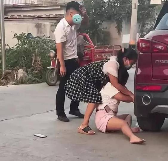 พ่อแม่ไม่ให้แต่งงาน สาวคลานเกาะล้อรถแฟน