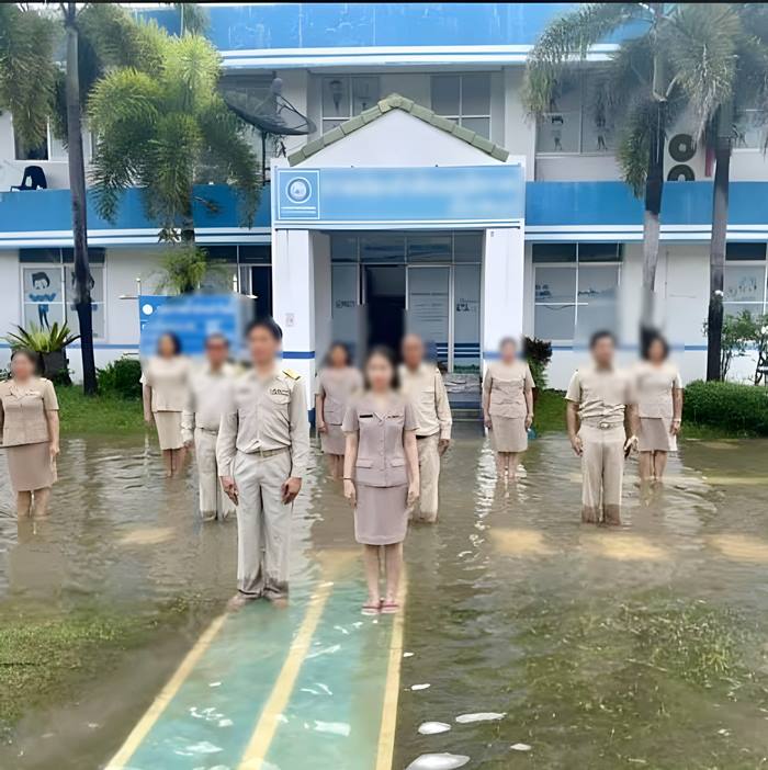 เจ้าหน้าที่ประปาร้องเพลงชาติตรงน้ำท่วม