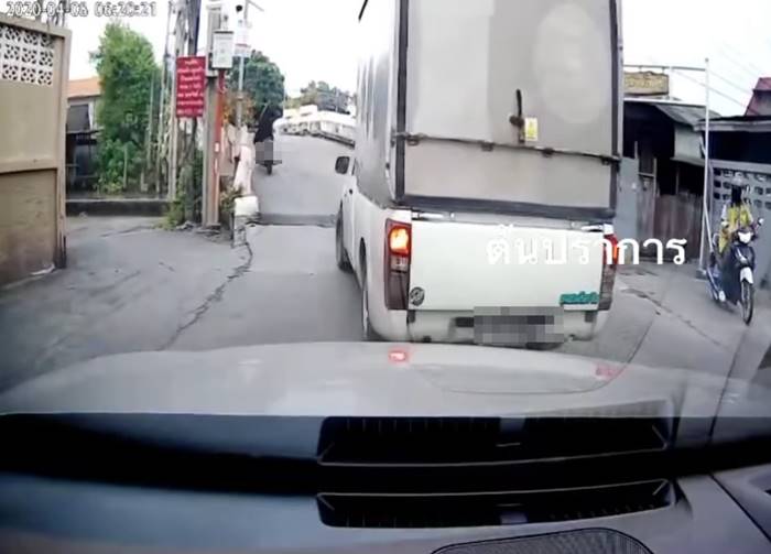 กระบะขับรถปาดหน้าตำรวจ