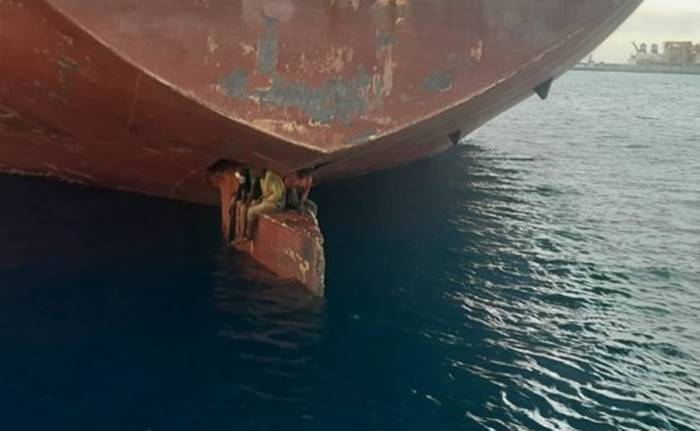 ภาพไวรัล ชาย 3 ราย แอบซ่อนนั่งมาใต้เรือ