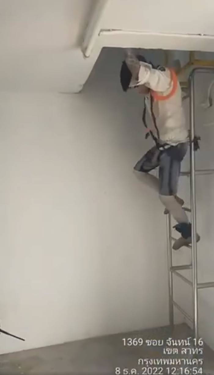 นายแบบ 18+ รับงานเอน หลอนป่วนคอนโดหรู