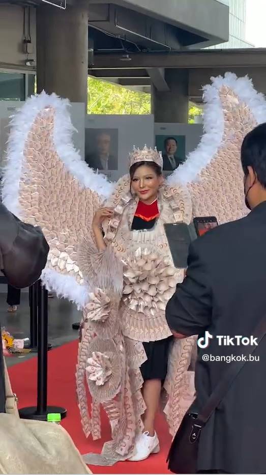 รับปริญญา เงินติดปีกเป็นล้าน