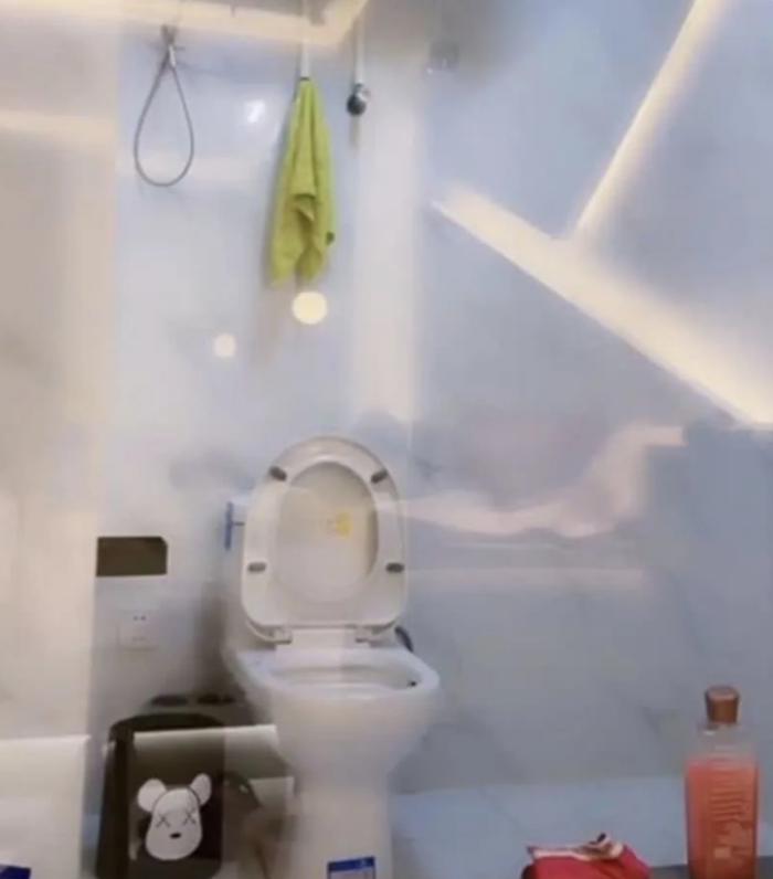 สาวไลฟ์หันกล้องเข้ากระจก เงาสะท้อนอล่างฉ่าง