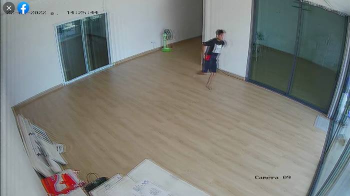 ดีเจอ๋องแอ๋ง วิ่งชนกระจก