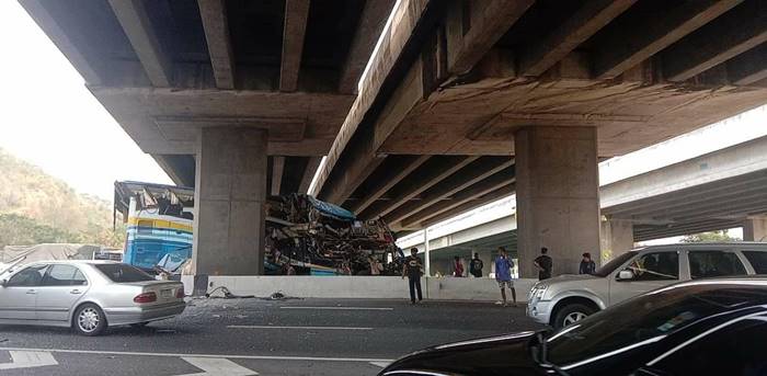 รถทัวร์ 2 ชั้น ชนเสาสะพาน