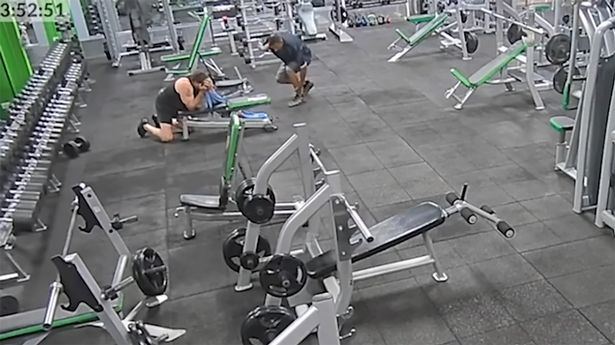 ทำแผ่นยกน้ำหนักตกใส่หัวเพื่อน