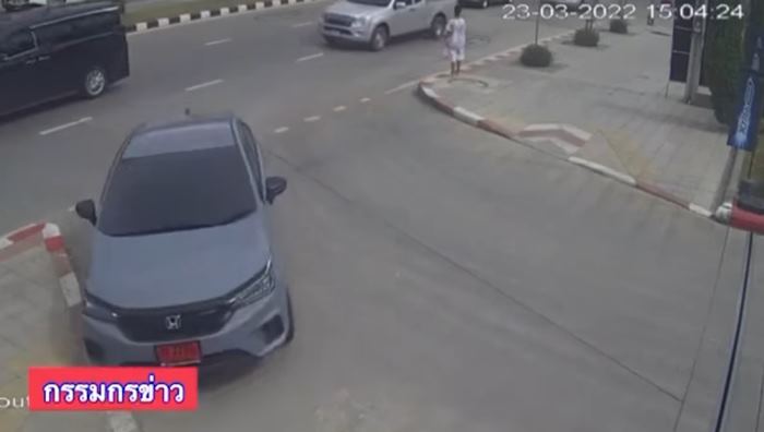 คลิปเก๋งป้ายแดงชนเด็กปั๊มขาขาด