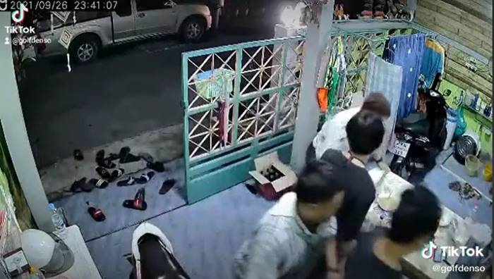 วงข้าวแตก ตำรวจมาจอดรถหน้าบ้าน