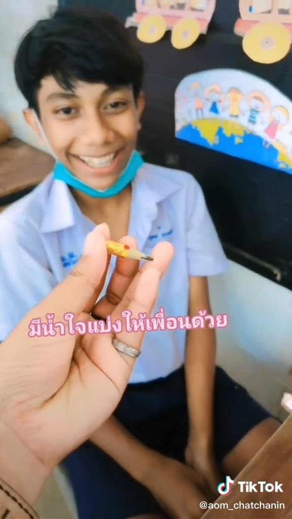 คลิปนักเรียนดินสอสั้นเพราะแบ่งเพื่อน
