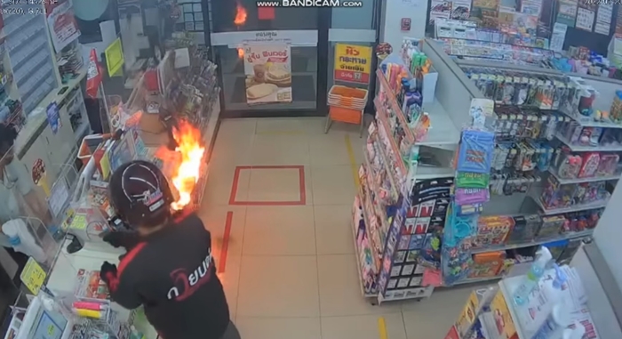 ปล้นเซเว่น บีบเจลแอลกอฮอล์จุดไฟเผาร้าน