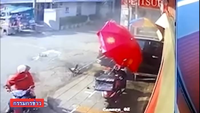 เมาแล้วขับ ชนผัวเมียขายหมูปิ้ง ดับ 2 ศพ 