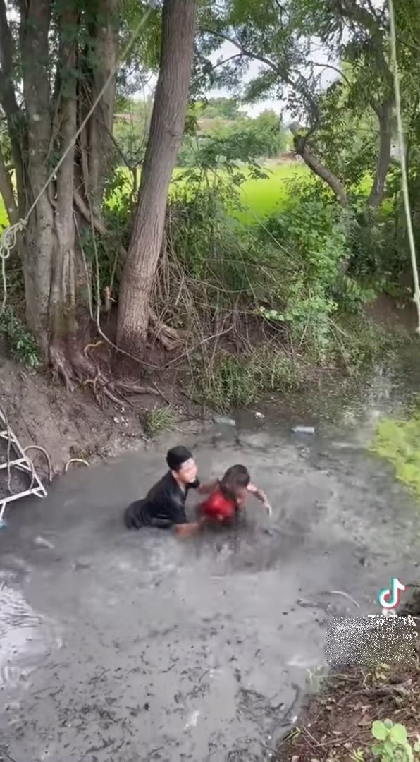 ดราม่าวิชาลูกเสือ เด็กโหนเชือกร่วงบ่อน้ำเน่า