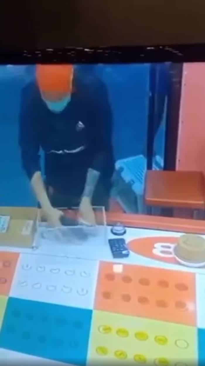 แม็ค อนุสาวรีย์ ปล้นบ่อนแฟลตดินแดง