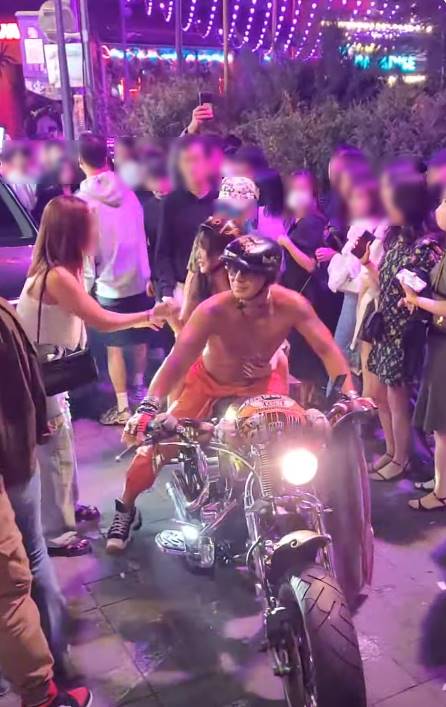 ยูทูบเบอร์สาว ใส่บิกินี่ซ้อนท้ายบิ๊กไบค์