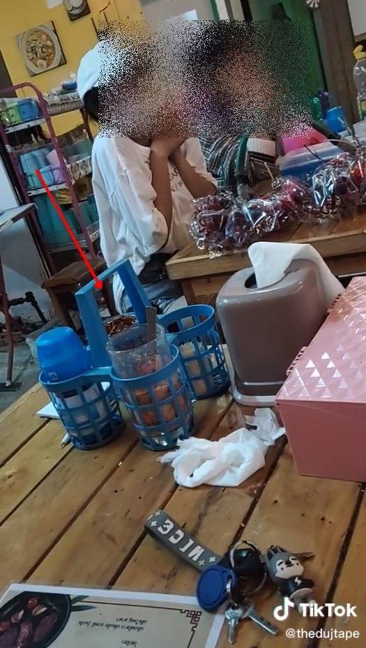 ป้าก้มกราบลูกค้า ช่วยซื้อพวงกุญแจ