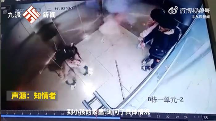 เด็กจุดดอกไม้ไฟเล่นในลิฟต์