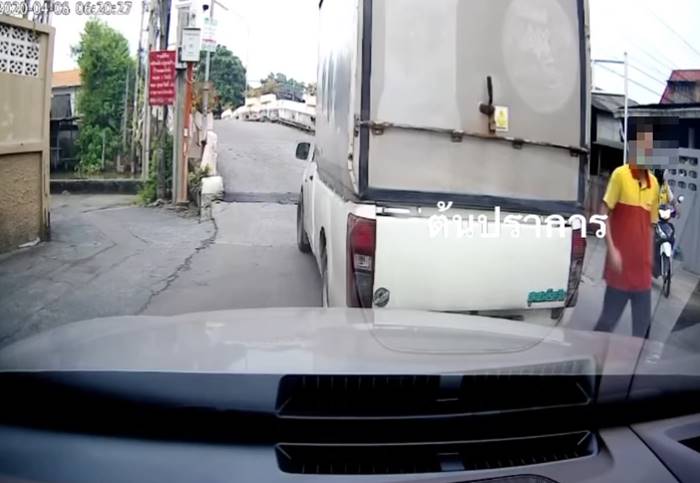 กระบะขับรถปาดหน้าตำรวจ