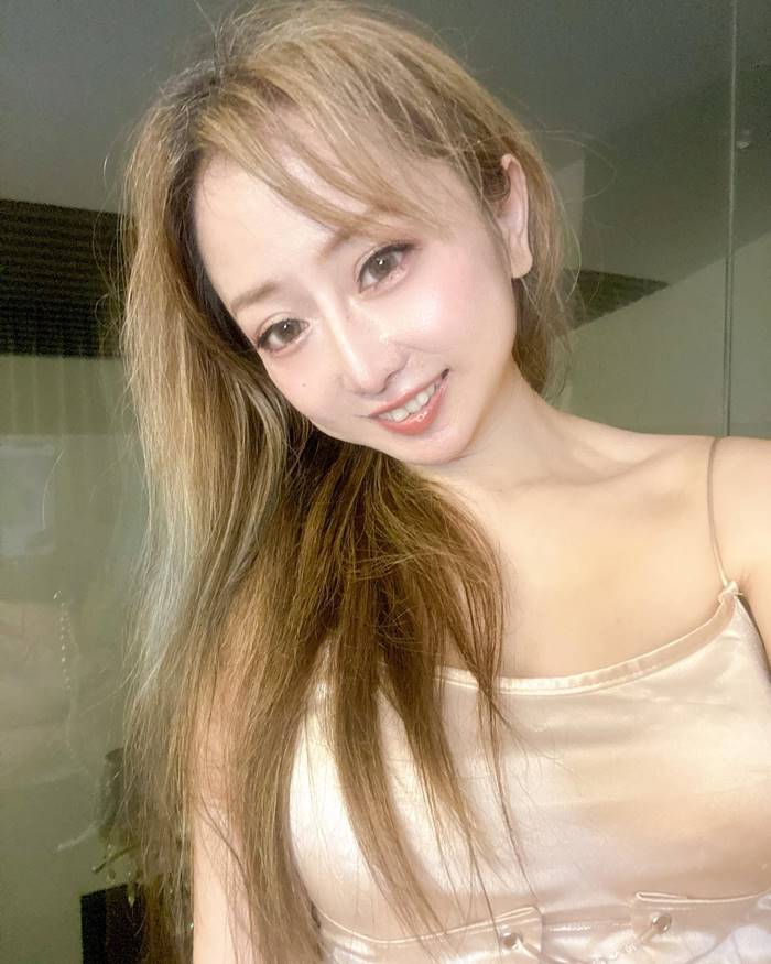 สาวแซ่บโชว์ภาพกุมมือกับดารารุ่นใหญ่ 