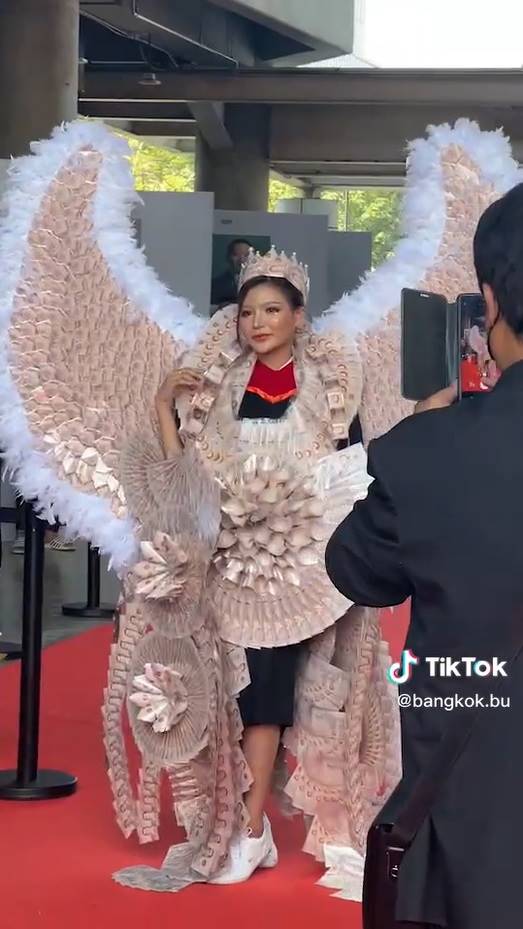 รับปริญญา เงินติดปีกเป็นล้าน